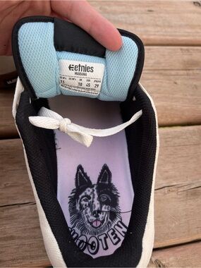 Etnies Men's White Suede Sneakers with Gum Sole